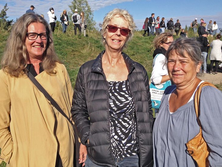 Veninderne Jane, Irene og Helle var mødt op for at vise deres modstand mod planerne om at bebygge en del af Amager Fælled. Foto: Ekstra Bladet