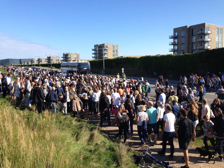 Københavnere myldrer ud for at danne en menneske-ring rundt om Amager Fælled. Foto: Ekstra Bladet