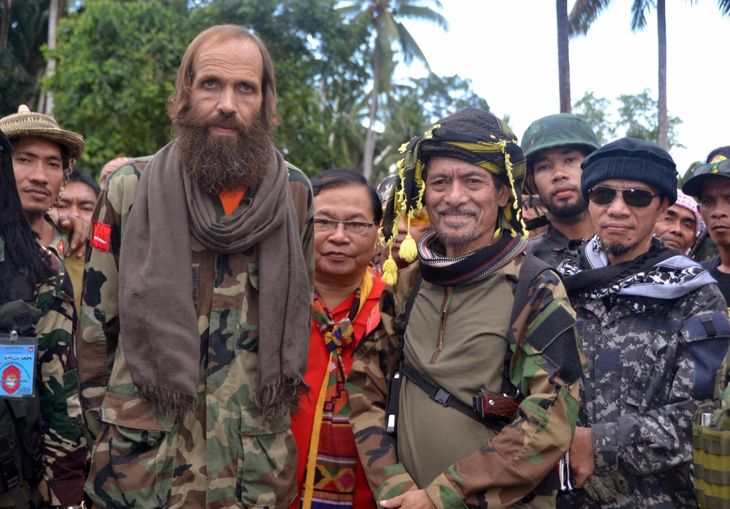 Sekkingstand ses sammen med lederen af Moro National Liberation Front, som var bindeled mellem kidnapperne og Sekkingstads frihed. Foto: AP