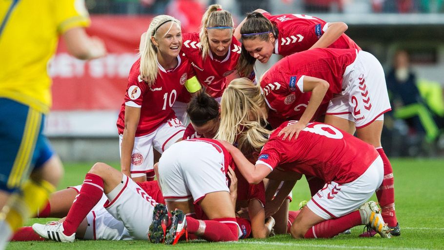 Simone Boye (nr. tre fra venstre, stående) jubler her med flere af de danske landsholdsspillere. Foto: Anders Kjærbye