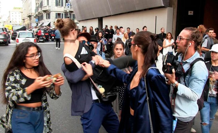 Her løfter ukraineren Gigi Hadid højt op i luften, mens forbavsede fans ser til og Bella Hadid forsøger at hjælpe sin søster. (Foto: All over Press)