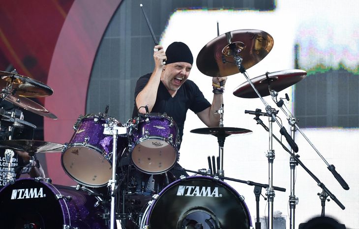 52-årige Lars Ulrich i aktion for Metallica under en koncert i New York City for nyligt. Foto: AP