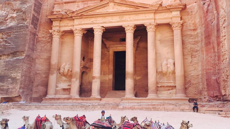 Templet The Treasury er især kendt fra filmen 'Indiana Jones og det sidste korstog'. Beduinbørn, -mænd og -kvinder holder til foran templet. Foto: Privat