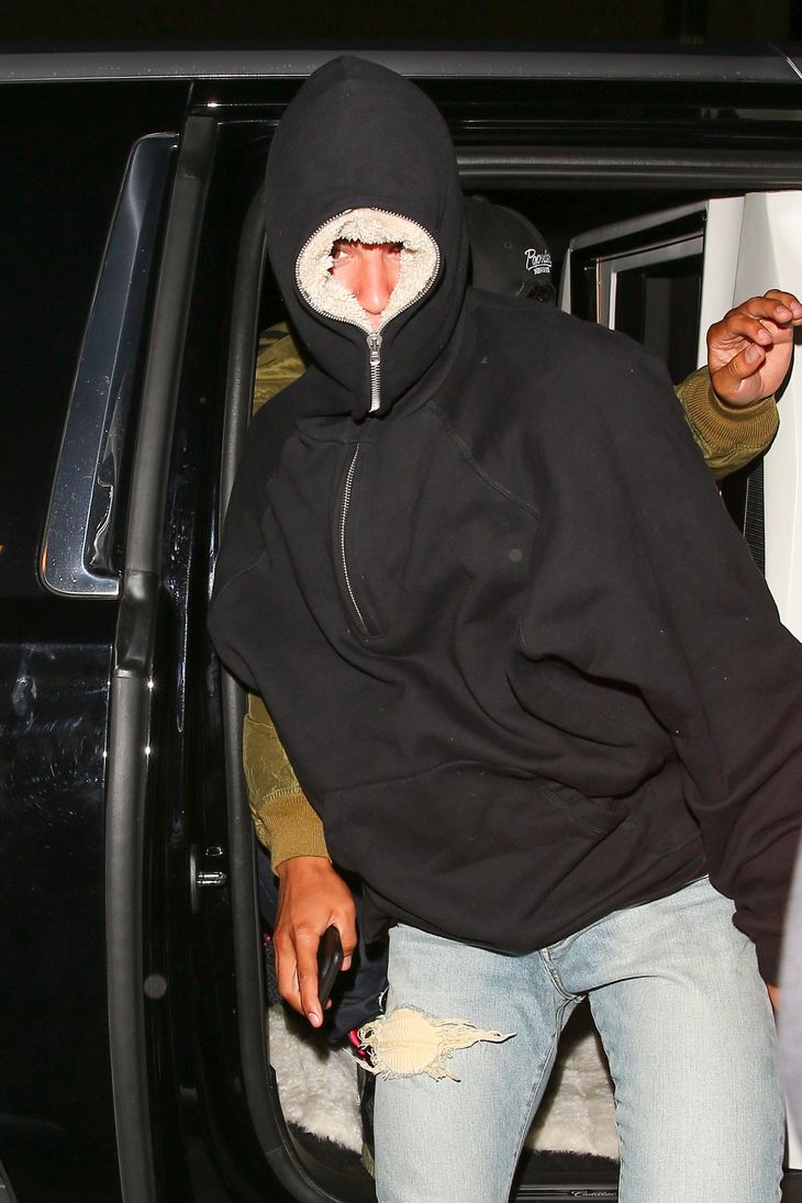 Justin Bieber iført en passende varm frakke, så han ikke redder sig en slem efterårsforkølelse. Foto: All Over