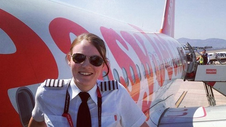Kate McWilliams er en af de yngste kaptajner hos et kommercielt flyselskab. Foto: Esayjet