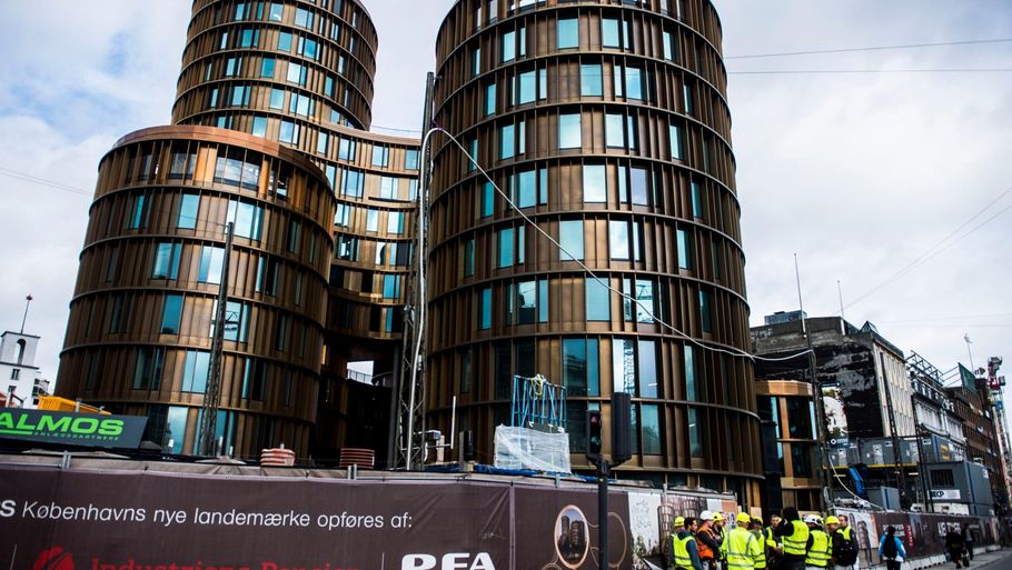 Milliardbyggeriet overfor Tivoli nær Rådhuspladsen i København trues af blokade, hvis ikke en gruppe på 40 tømrer og snedkere finder en lønaftale med deres arbejdsgiver Foto: Stine Tidsvilde