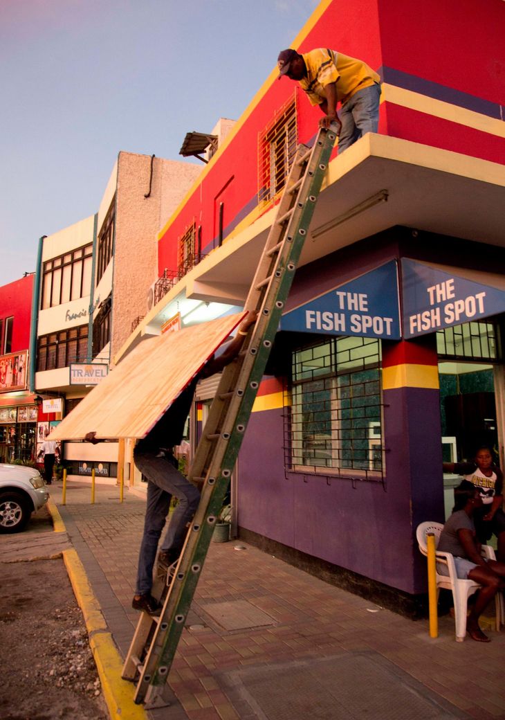 Butikkerne i Kingston, Jamaica, sikrer sig mod orkanen. (Foto: AP)