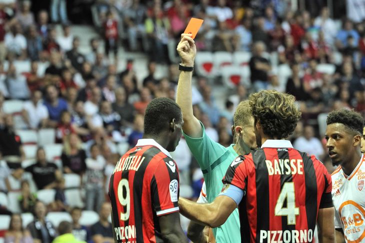 ...og gør det eneste rigtige i forhold til fodboldloven, da Balotelli kort efter forbryder sig mod en modstander. (Foto: All Over Press)