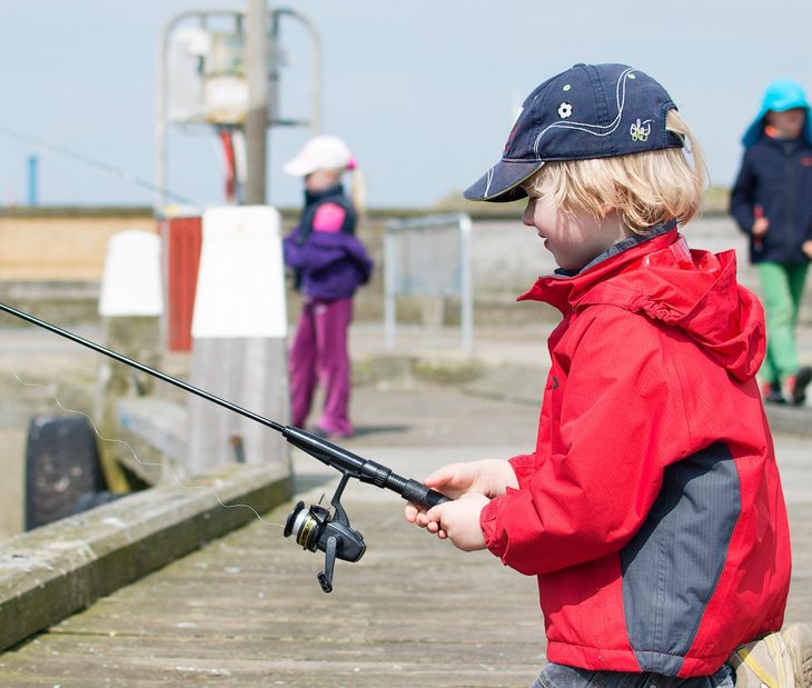 Også børn kan fornøje sig med at fange fisk i Hvide Sande. Foto: Ringkøbing Fjord Turisme
