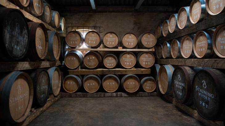 Whiskyen lagres på store trætønder, der er sirligt nummererede. Foto: Stauning Whisky