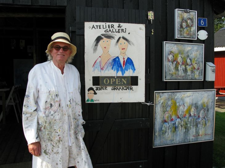 Kunstneren Jesper Graakjær har atelier og galleri i sit lille havnehus. Foto: Jesper Møller