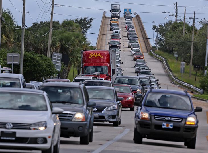 En karavane af køretøjer forlader Merritt Island i Florida, der ligger på orkanens rute. (Foto: AP)