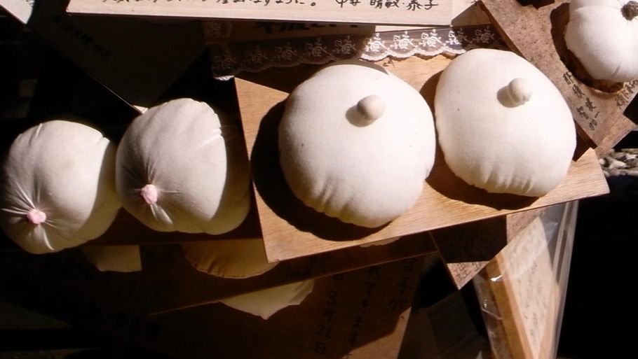 Bryster i alle former og størrelser kan ses ved templet. Foto: Flickr
