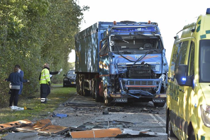 Både lastbil og skolebus har voldsomme skade efter sammenstødet Foto: Rene Schütze