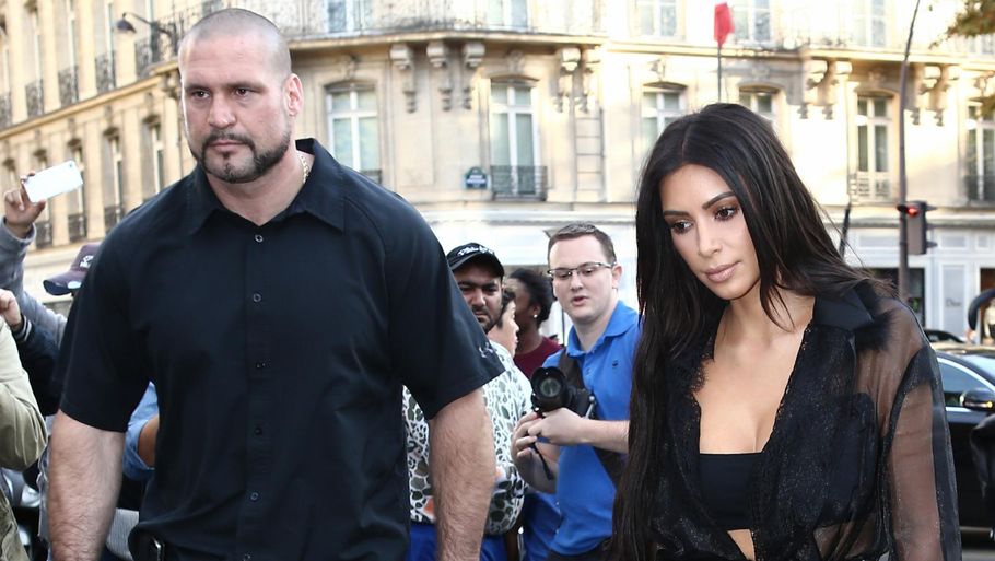 Kim Kardashian ses her i Paris sammen med sin personlige bodyguard Pascal Duvier. (Foto: Abaca Press)