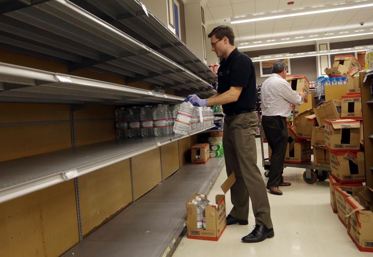 Hovedparten af madvarerne er revet væk fra hylderne i supermarkederne i Miami. (Foto: AP)