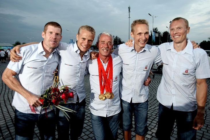 Bent Fransson med de fire guldvindere, Thomas Ebert, Morten Jørgensen, Mads Kruse Andersen og Eskild Ebbesen, ved OL i Beijing. (Arkivfoto: Thomas Wilmann)