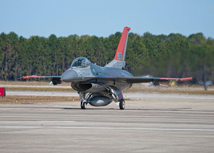 Ombyggede F-16-fly, skal bruges, når amerikanerne skal teste F-35-kampflyenes våben. F-16'erne er ombygget til at være ubemandede. Foto: U.S. Air Force photo by Chris Cokeing