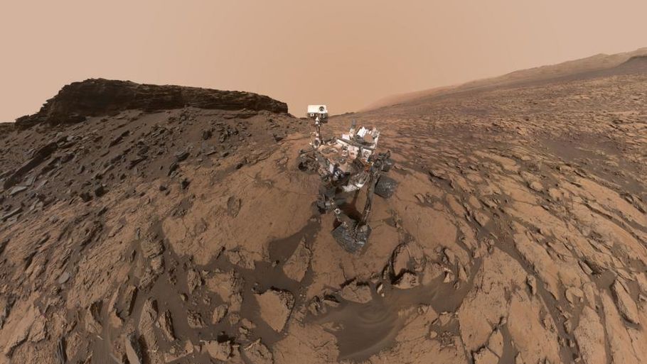 17. september tog Curiosity dette selvportræt på den nederste del af Mount Sharp. Selvportrættet er sat sammen af mange fotos taget af kameraet for enden af roverens robotarm, der ikke er med på billedet. Foto: NASA/JPL-Caltech/MSSS