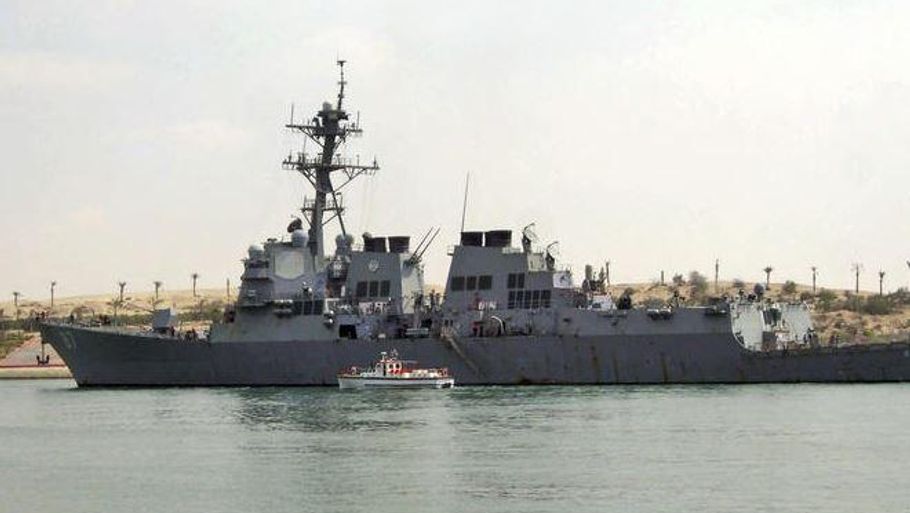 USS Mason afbilledet, da skibet sejlede ind i Suez-kanalen i Ismalia, Egypten, i 2011. (AP Photo/File)