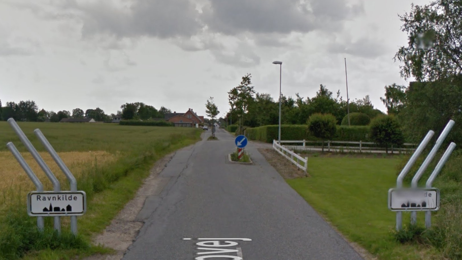En 18-årig pige blev mandag kort efter middag forsøgt trukket ind i en rød bil i landsbyen Ravnkilde i Nordjylland. Googlemaps