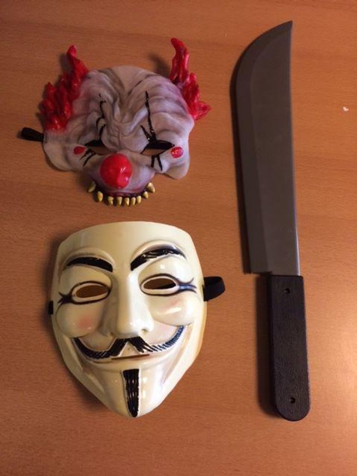 Politiet i Peterlee har konfiskeret disse to masker og en stor plastic-machete fra to 12-årige drenge, der ville skræmme andre børn.