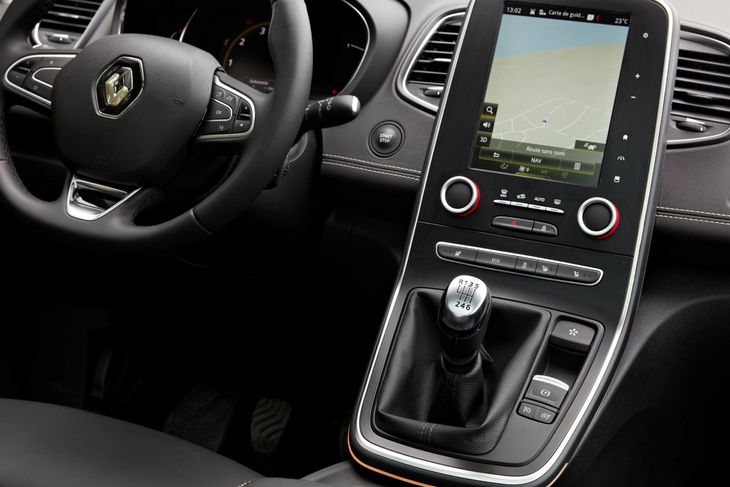 Den opretstående tablet er efterhånden et klassisk Renault-indslag. Foto: Renault