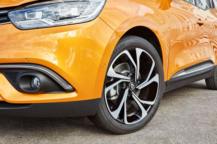 De store 20 tommer hjul er standard på alle Scenic. Foto: Renault