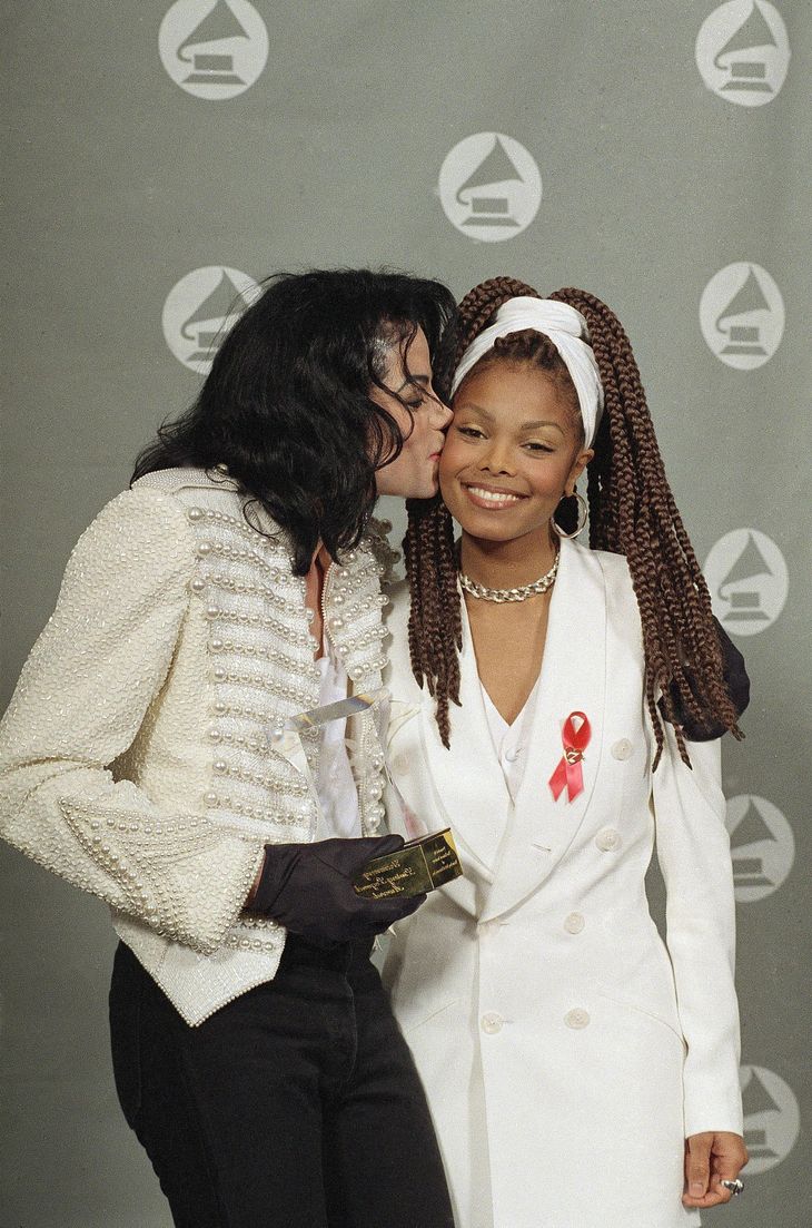 Her ses Janet Jackson med sin berømte bror Michael Jackson på et billede helt tilbage fra 1993. (Foto: AP)