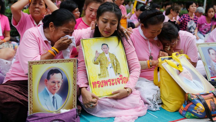 De bærer lyserøde trøjer, fordi farven var et symbol på den thailandske konge. Foto: AP