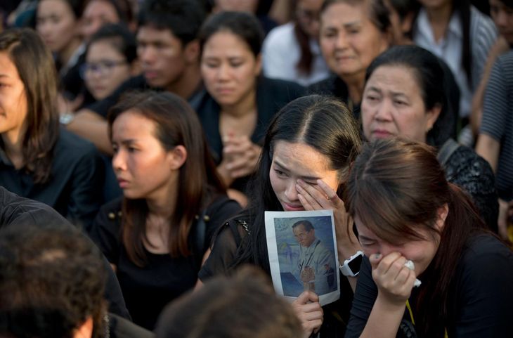 Thailænderne er iklædt sort tøj som respekt for den afdøde konge. Foto: AP