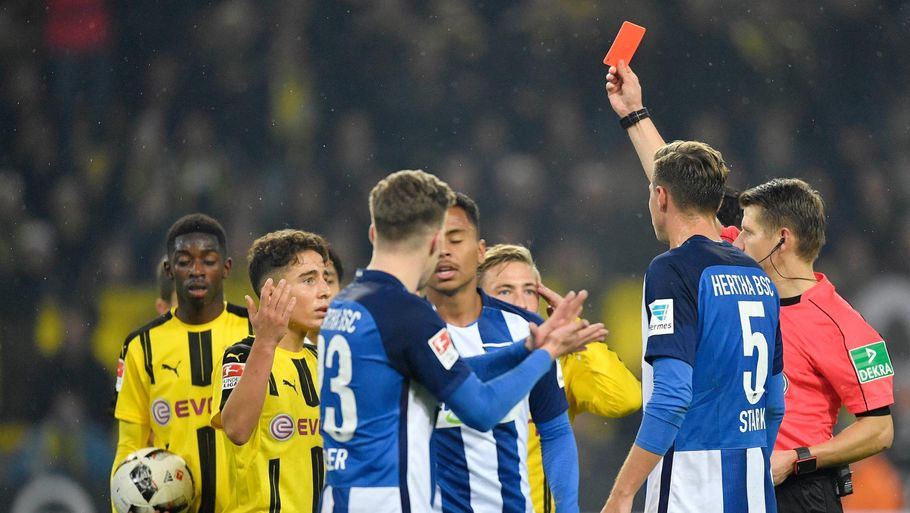 Emre Mor får marchordre i Dortmunds kamp mod Hertha Berlin. Foto: AP/Martin Meissner