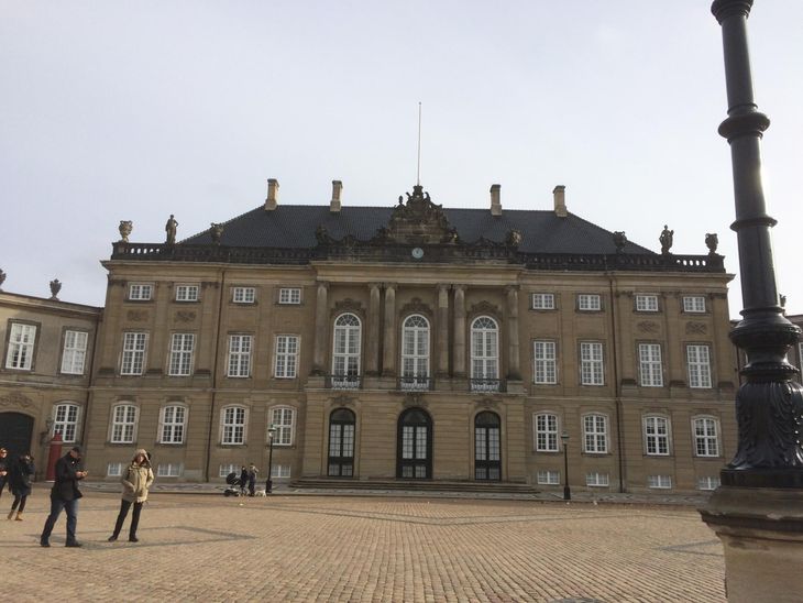 Der var ikke megen fødselsdagsfestivitas lørdag i Kronprins Frederik og Marys beskedne Amalienborg-bolig. Privatfoto