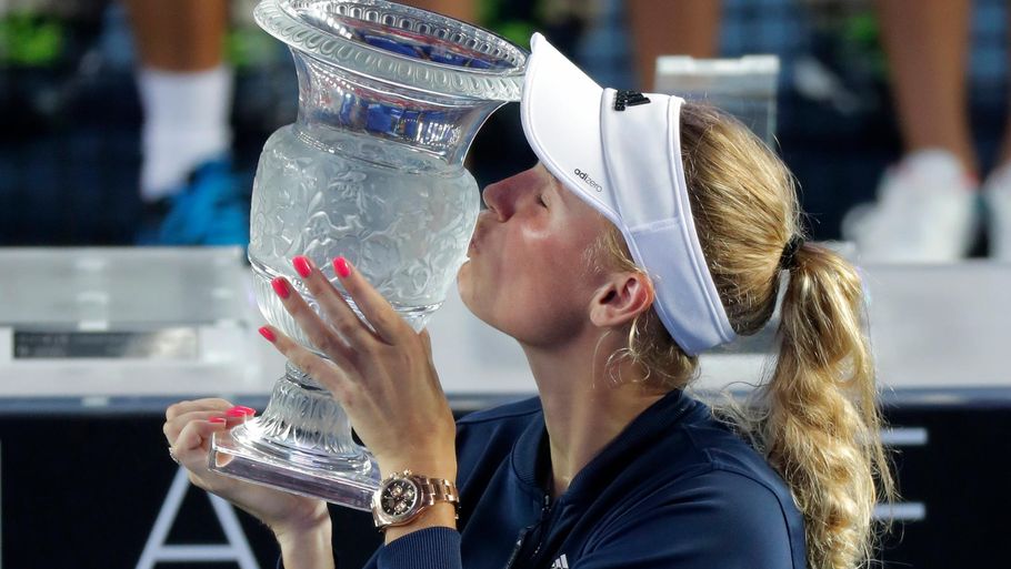 Caroline Wozniacki har tjent over 150 millioner kroner i rene præmiepenge. Senest vandt hun en turnering i Hongkong, og selvfølgelig er sponsorer som Rolex og Adidas med på billedet. Foto: AP