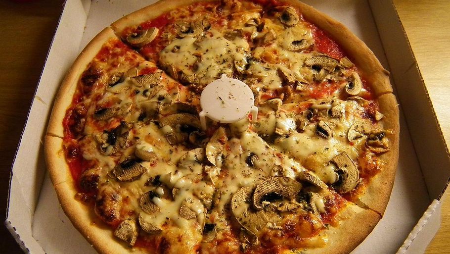 Denne hvide dims med tre ben, der placeres i midten af pizzaen, kan afværge en mindre katastrofe i din pizzabakke. Foto: Wikipedia