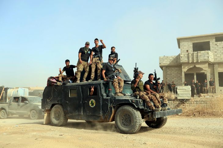 Irakiske elitestyrker gør klar til operationen i dette foto, der er taget lørdag. (Foto: AP)