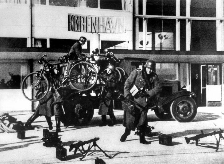 Tyske soldater foran Kastrup Lufthavn i april 1940, der er i gang med at læsse cykler på et militærkøretøj. Foto: Topfoto