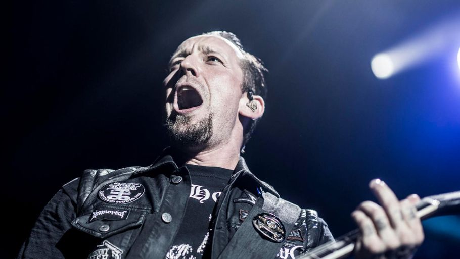 Michael Poulsen i front for Volbeat, der spillede i Boxen fra klokken 21.35 til 23.26. Arkivfoto: Anthon Unger