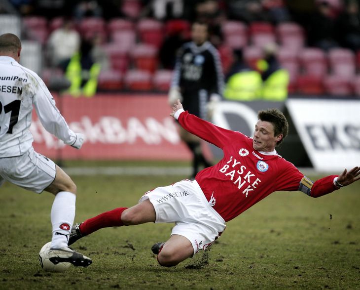 Michael Hansne går all-in i tacklingen på FC Midtjyllands Mikkel Thygesen. Foto: Andras Szlavik
