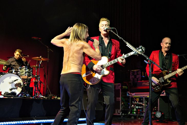 Iggy Pop og rockveteranens velklædte band på scenen i Falconer Salen 5. maj. Foto: Polfoto