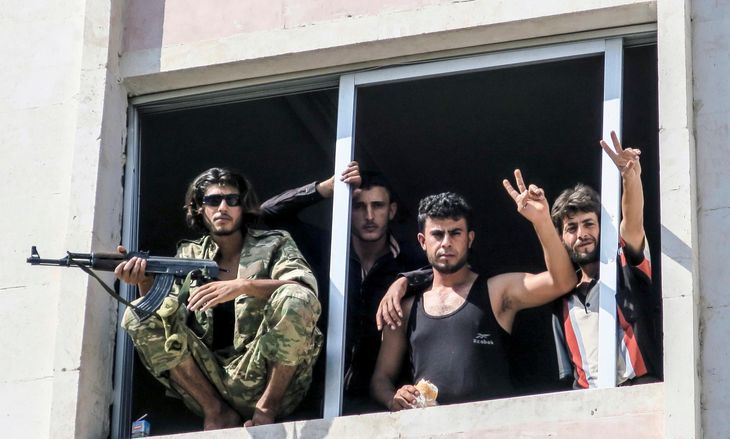 Krigere fra den frie syriske hær fejrer at have drevet IS væk fra Jarablus den 31. august 2016. Foto: AP