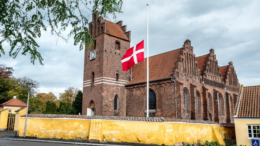 Præstø kirke flagede på halv. Foto: Per Rasmussen