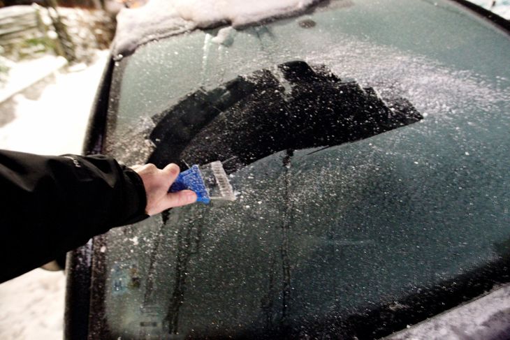 Hvis ikke isskraberen ligger i bilen, er det måske nu, du skal finde den frem. (Foto: Jens Dresling/Polfoto)