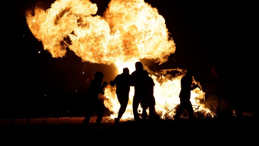 I nat var der uroligheder i lejren, hvor det kom til afbrændinger og sammenstød mellem uropoliti og unge migranter Foto: AP