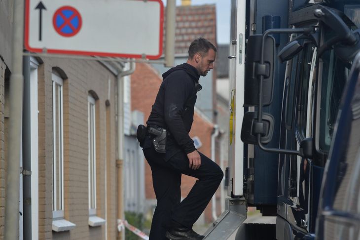 Politifolk gik til og fra et par store vogne, der holdt udenfor et hus, som blev ransaget i forbindelse med Emiliesagen. Foto: Per Rasmussen 