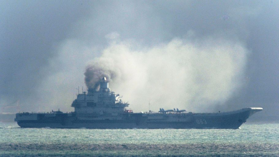 Det russiske hangarskib, Admiral Kuznetsov, er på vej mod den spanske havn i Ceuva. Foto: AP.