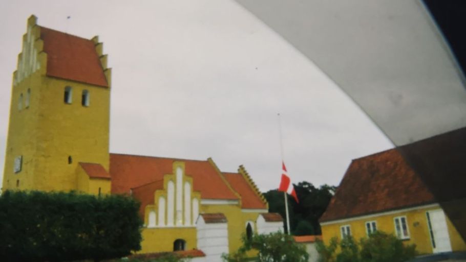 Palle synes flaget skal hænge til solnedgang, men det har Hammer Kirke ikke råd til. Privatfoto: Palle