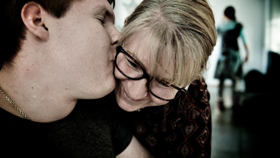 Trafikofferet Glenn Kurlink giver sin mor et kys på kinden. Foto: Linda Johansen