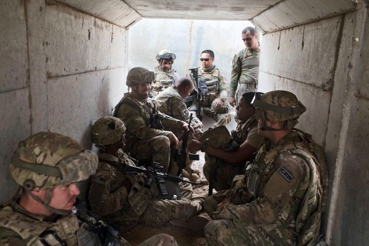 Amerikanske soldater sidder i en bunker og venter på, at en morter-alarm kaldes. Foto: AP