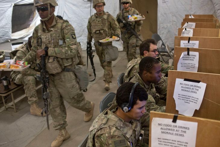 Amerikanske soldater tager en pause fra arbejdet med at planlægge angreb på IS i Mosul. Foto: AP